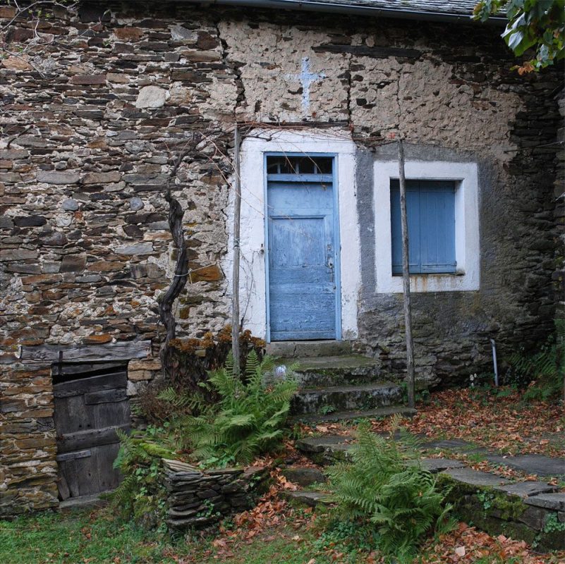 Dans cette zone frontalière entre Causse et Cévennes de nombreuses portes d'entrées d'habitation sont surmontées de croix peintes au badigeon blanc ou bleu lavande, comme pour marquer dans ce pays qui fut sous influence protestante son rattachement convaincu et parfois circonstancié à la religion catholique. Dans cette zone frontalière entre Causse et Cévennes de nombreuses portes d'entrées d'habitation sont surmontées de croix peintes au badigeon blanc ou bleu lavande, comme pour marquer dans ce pays qui fut sous influence protestante son rattachement convaincu et parfois circonstancié à la religion catholique.
