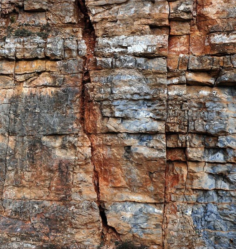 La roche calcaire des Grands Causses fissurée et perméable rend le sol et le sous-sol extrêmement drainants. Incapable de retenir les eaux de surface, le milieu devient aride sous un climat montagnard. roche-calcaire