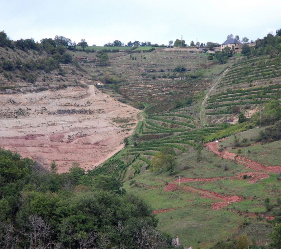 La mise à nu de terrains déjà fragiles par les bulldozers entraîne une forte érosion des sols. Ce versant non végétalisé subit une forte altération de son sol lors des épisodes pluvieux. Nouvelles terrasses construites au buldozer