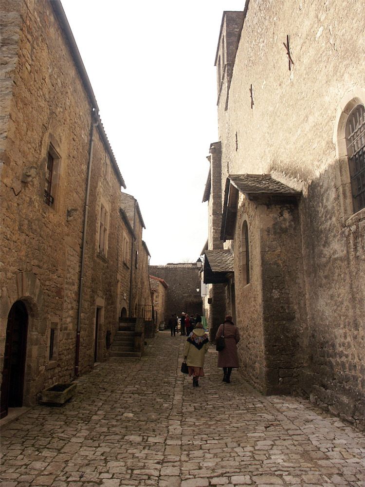 Saint Jean d'Alcas : fort villageois ayant appartenu aux cisterciens de Nonenque