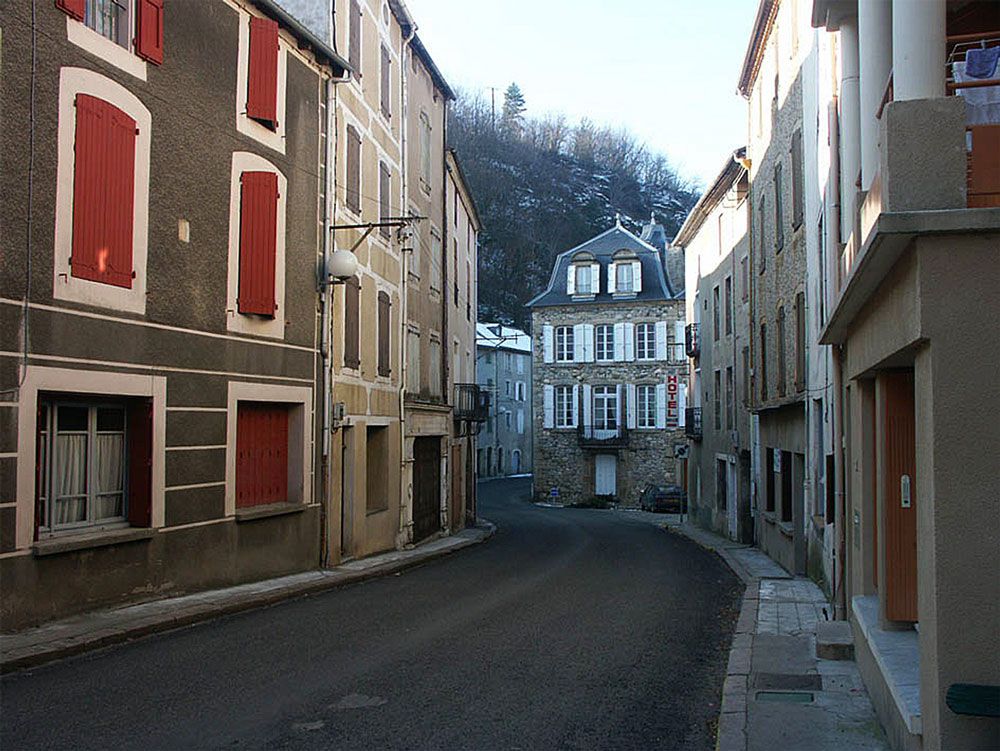 Saint-Jean du Bruel présente la physionomie d’un bourg très cévenol.